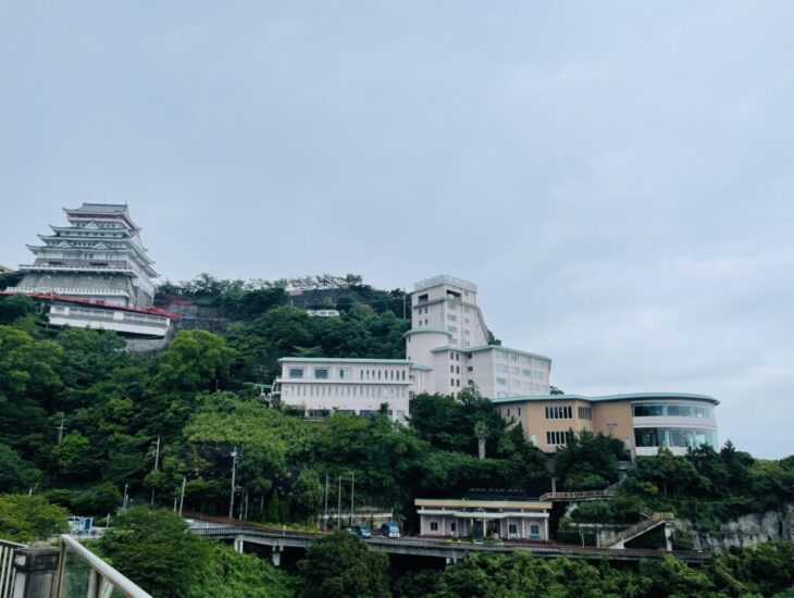 ホテル外観と熱海城