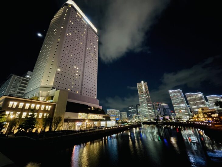 横浜ベイタワーが夜景に映える