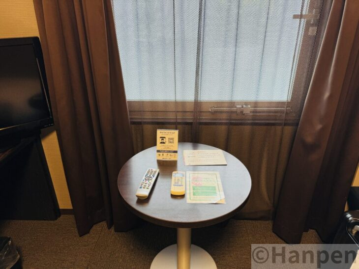 ドーミーインプレミアム博多客室テーブル