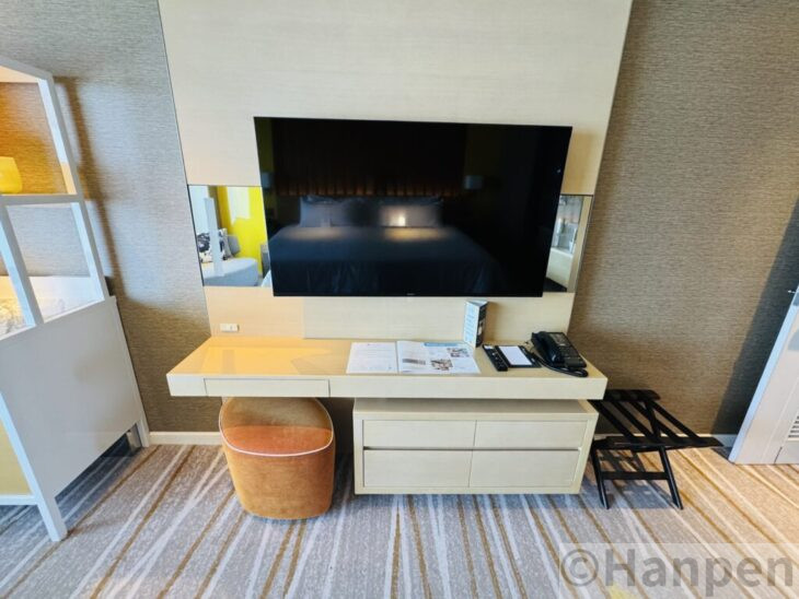 テレビと引き出し