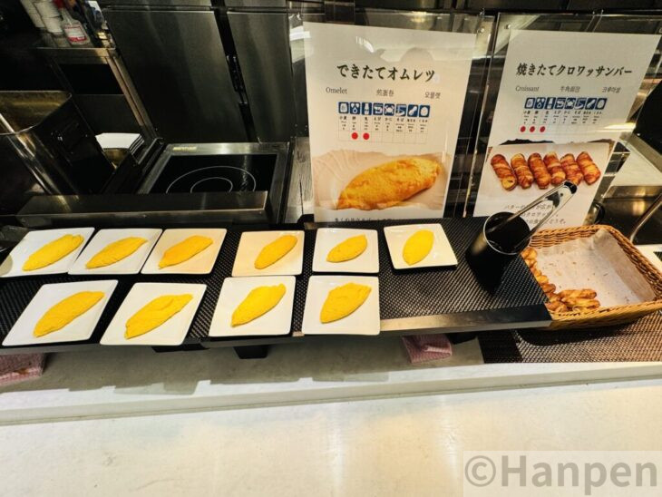 朝食ビュッフェのオムレツ